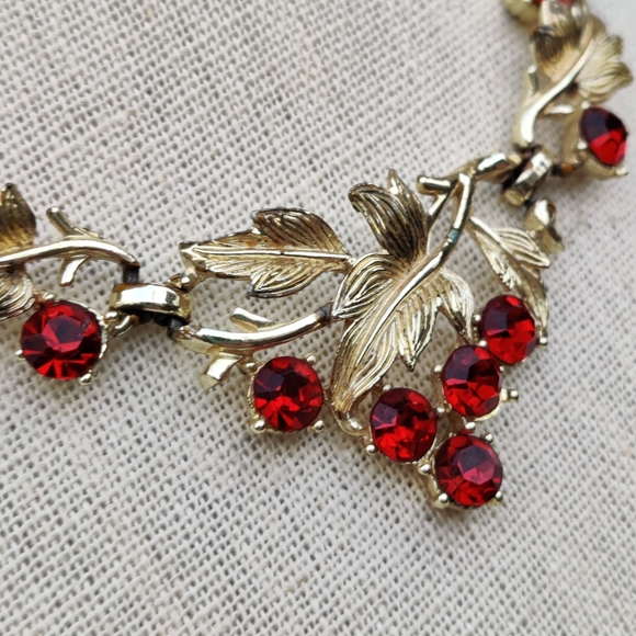 🍒 Vintage Coro Pegasus Red Crystal Necklace - Picture 5 of 11